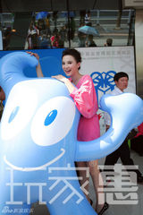 幻灯图：小宋佳全新写真 世博园中亲民的大家风范