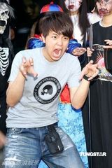 组图：小鬼黄鸿升特殊方式为新书《赤鬼流》搏宣传 