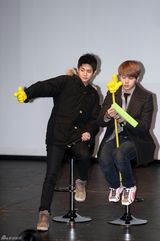 高清组图：韩国偶像组合BEAST办见面会亲密互动