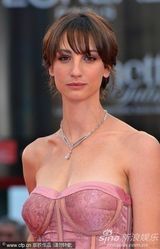 高清图：《我们相信》首映 弗朗西斯卡粉裙秀身姿