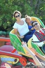 组图：洛佩兹带爱女逛游乐园 玩小飞象花容失色