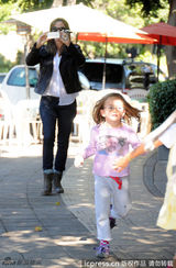 组图：詹妮弗-加纳带爱女出街与媒体玩互拍