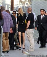 组图：查理兹-塞隆街头亮相紧身裙秀身材