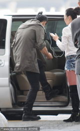 组图：吴奇隆扎时髦小辫子现身机场 与粉丝亲切聊天