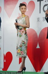 组图：《武士的菜谱》首映 上户彩扔米袋谢观众