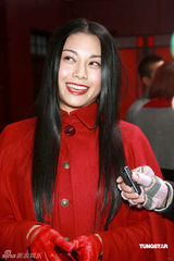 组图：黄奕旗袍装显温婉气质 廖碧儿红衣似女鬼