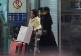 组图：刘亦菲与母潮装回京 全黑装扮酷劲十足