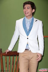 组图：炎亚纶亮相粉丝见面会 衣着帅气抢镜