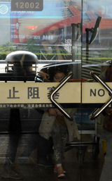 组图：王菲带女儿李嫣回京 新发型满头小辫