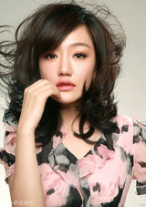 组图：薛佳凝初夏写真绽放轻熟女风情