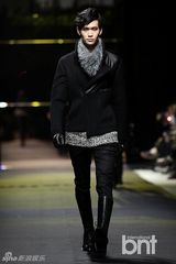 组图：韩星金宇彬郑京浩等献华丽T台秀