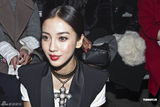 组图：Angelababy现身巴黎时装展 酷帅造型展气场
