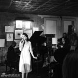 组图：打雷姐低胸白裙献唱 头戴百合似花仙子