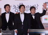 组图：崔岷植郭道元河正宇正装亮相满面笑容