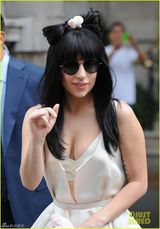 组图：Gaga毛球发饰蝴蝶结卖萌 频挤胸扮日本AV