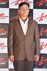 组图：《完美一击》首尔发布 李成韩携众主创亮相