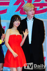 组图：李钟硕染金发出席《热血青春》发布会