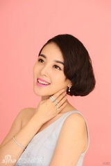 组图：刘雨鑫初夏时尚写真娇俏妩媚