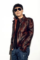 组图：于震最新写真曝光 皮衣加身彰显熟男魅力