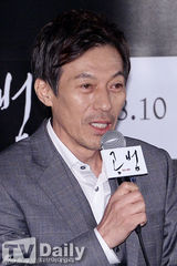 组图：孙艺珍新片《共犯》试映 混搭装扮个性