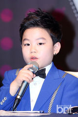 组图：小版PSY黄珉宇新碟首唱 鸟叔范儿十足