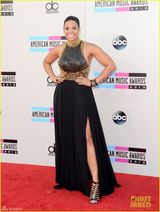 组图：美偶冠军紧身黑裙勒巨乳 吐舌卖萌