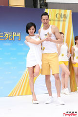 组图：小s自封美白大帝 称闻腋下姿势很时尚