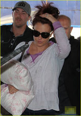 组图：小甜甜布兰妮素颜出行 胸部下垂