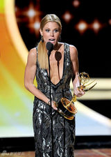 组图：艾美奖现场 朱莉-波文获喜剧类最佳女配角