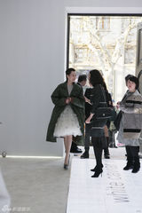 组图：许晴真空装性感出位 小辫头俏皮动人