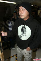 组图：张卫健再入院探母面色憔悴 5时结束疗程