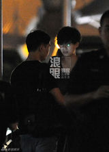 独家：董洁经纪人与友回京 烟不离手心情不错