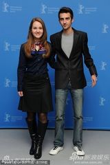 《血之救赎》发布会 导演亲热摸男主角玩“断背”