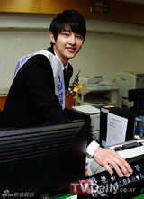 组图：柳真宋钟基出席公益活动 全程大派亲切微笑