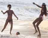 组图：蕾哈娜携绯闻女友沙滩玩足球大秀好身材