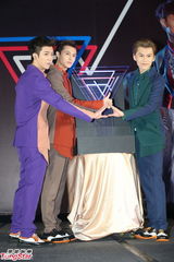 组图：JPM王子默认正热恋 小杰不甘落后征女友