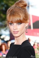 组图：《我是阿拉伯人》首映 女星裸背黑裙惊艳