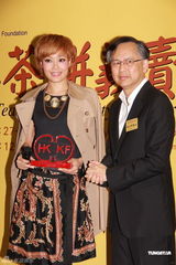 组图：容祖儿出席慈善活动祝福何韵诗