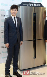 组图：李胜基出席活动笔挺西装展王者气质