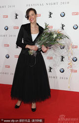 幻灯图：群星齐聚电影节之夜活动 布吉特举止出位