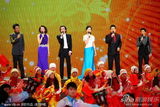 组图：央视元宵晚会主持人齐唱《卖汤圆》