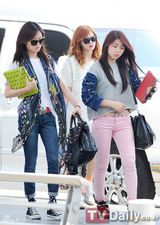 组图：4minute缤纷时装亮相机场飞赴伦敦参加公演