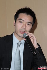 组图：何傲儿绯闻男友澄清嫩模掀裙事件