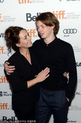 组图：《帕罗奥图》首映 女导演秀蛮腰