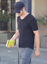 组图：“吸血鬼”亚历山大随性打扮 掐书散步