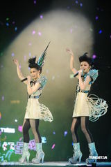 幻灯图集：TWINS合体归来红馆开唱 王祖蓝单膝跪地