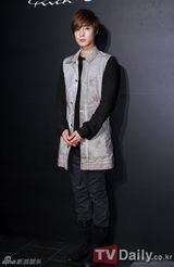 组图：韩星金贤重李东健SEVEN等出席名牌展示会