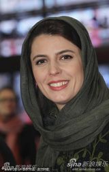 高清图：《内达和西敏》首映 女星莱拉-哈塔米亲民