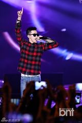 组图：朴宰范等参加HIPHOP音乐节引爆火热现场