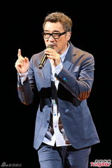 组图：李宗盛桃红衬衫开唱 称林忆莲唱得更好